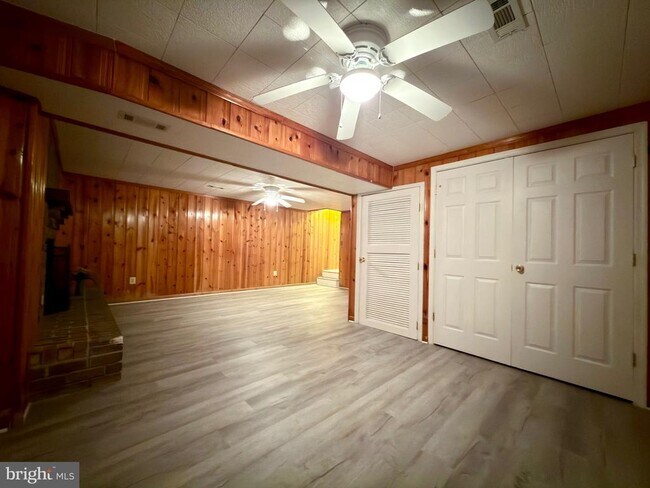 Building Photo - 905 W Poplar Rd