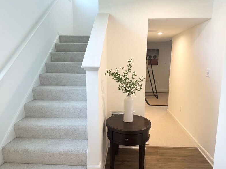 Building Photo - 229 Clifton Mnr