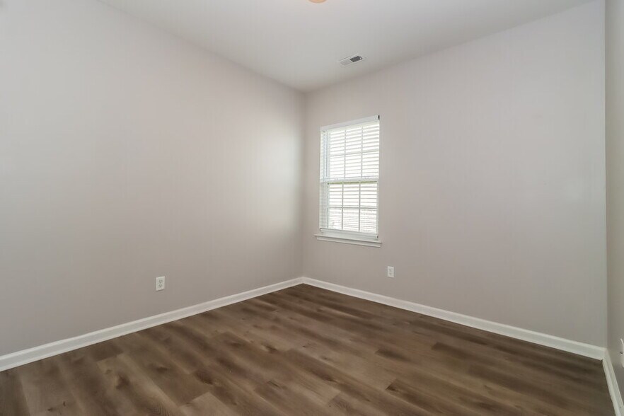Building Photo - 2912 Village Center Dr