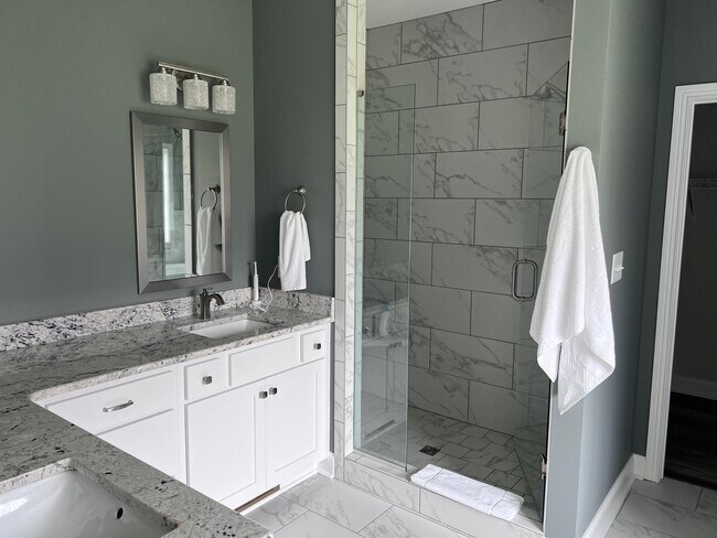 Building Photo - 557 Dexter Dr