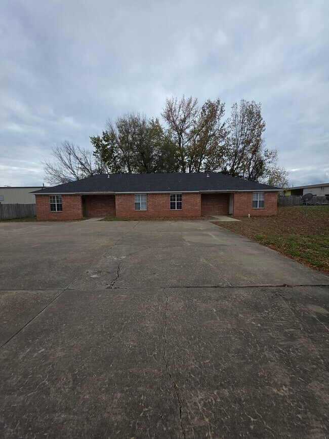 Primary Photo - 1122 E 13th St