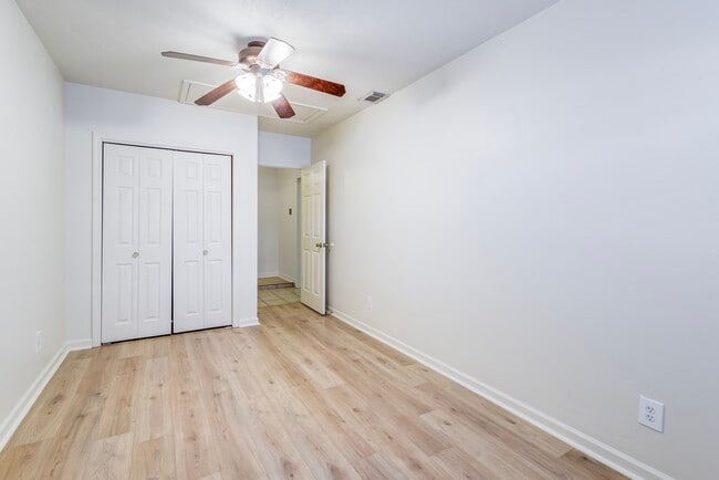 Building Photo - 3811 Bennett Dr