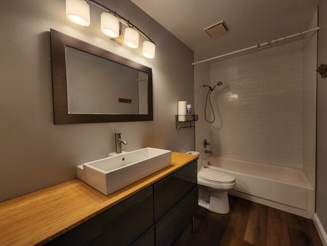 Building Photo - Updated 3 Bedroom Townhome in Great Area!