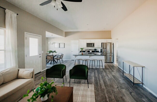 Building Photo - 593 E Melton Rd