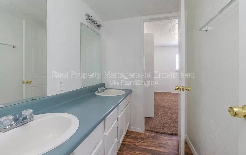 Building Photo - 1705 Beaumont Dr