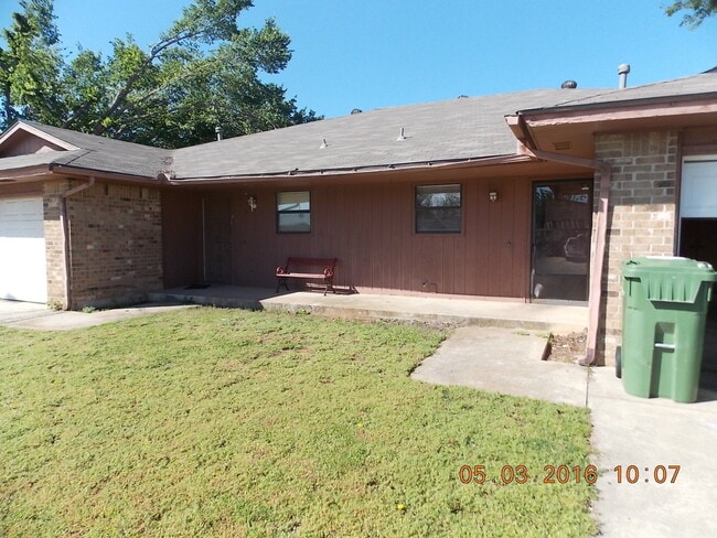 Building Photo - Duplex for lese