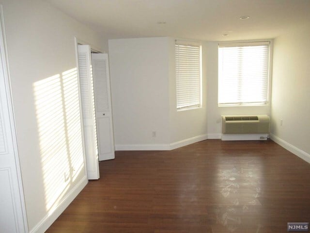 Building Photo - 320 Anderson Ave