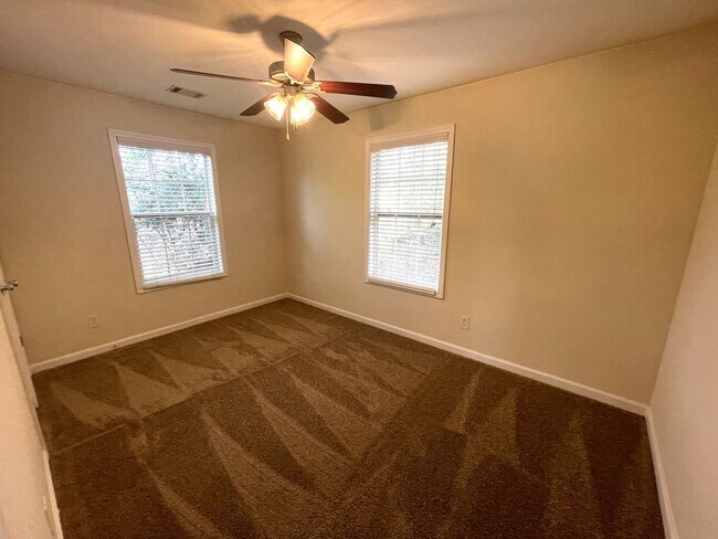 Building Photo - 5br House Near Campus