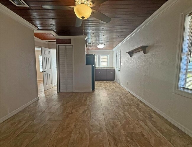 Building Photo - 3215 E Louisiana Ave