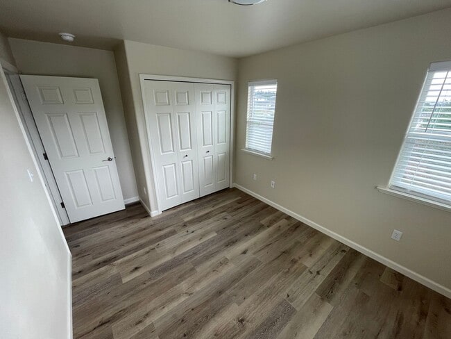 Building Photo - 1122 Chelsea Wy