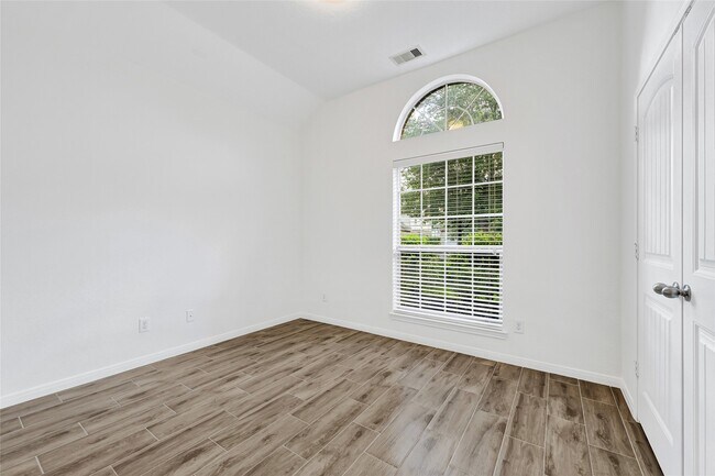 Building Photo - 31 Hearthwick Rd