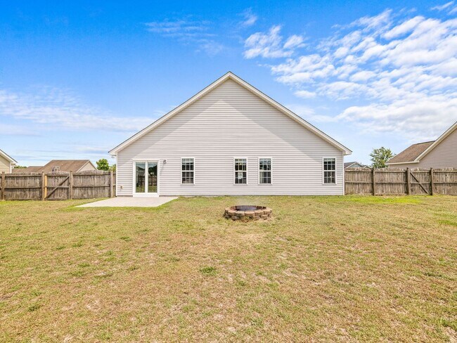 Building Photo - Country Living!