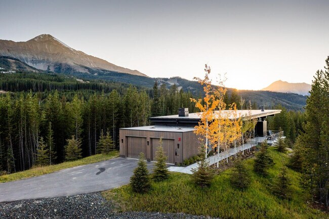 Building Photo - 5 Thistle Way