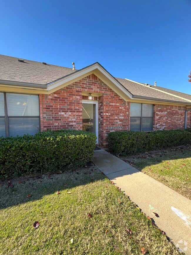 Building Photo - Home Sweet Townhome