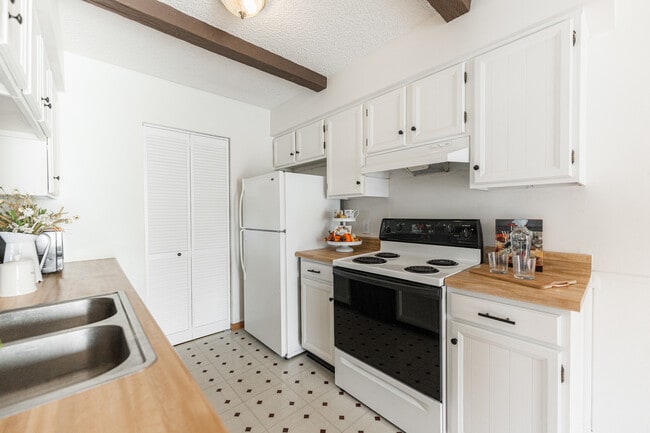 Building Photo - 1707 Cedarbrook Ct