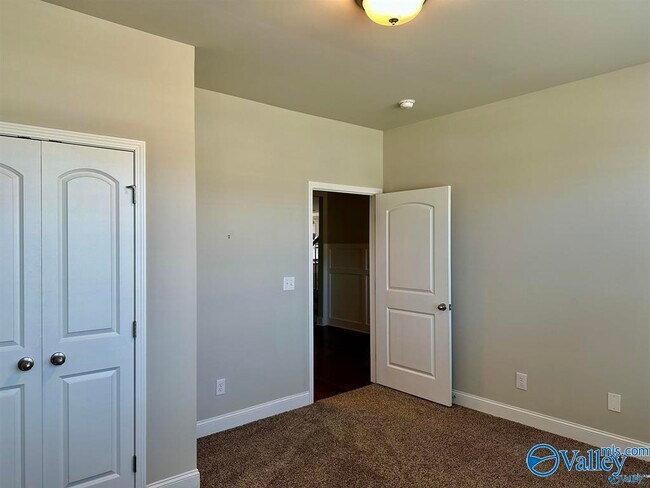 Building Photo - 2618 W Creek Dr