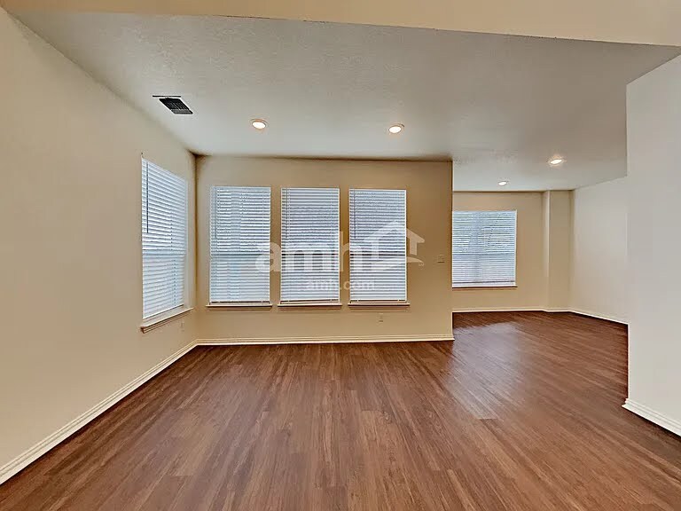 Building Photo - 2706 Lillybrook Ln