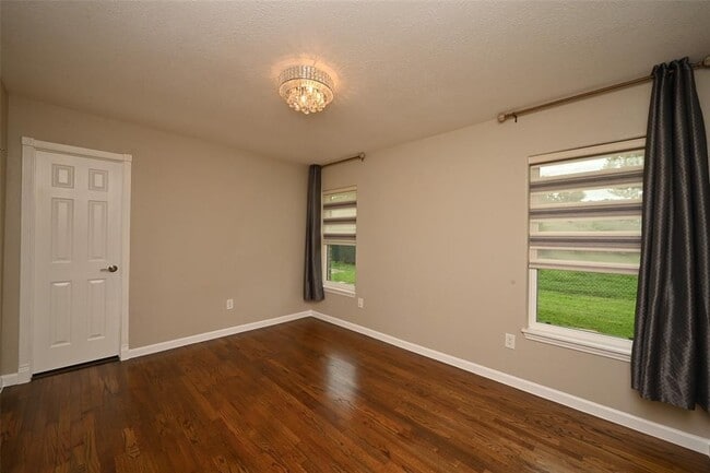 Building Photo - 2127 Lamonte Ln