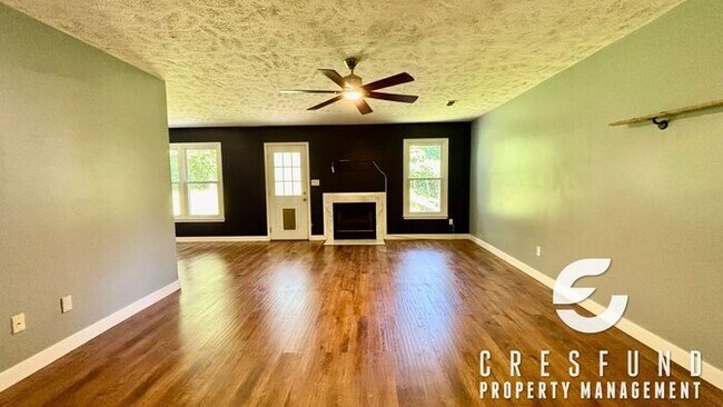 Building Photo - Charming 3 Bedroom, 2 Bath AVAILABLE NOW!
