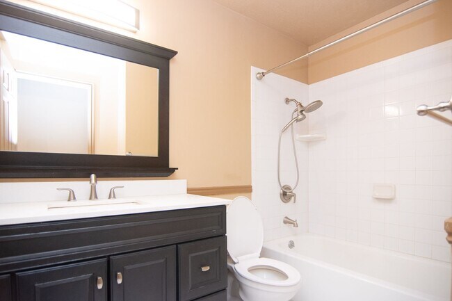 Building Photo - Really Nice 4 bedroom 3 Bath Home on Spacious Lot!