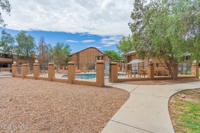 Building Photo - 1698 W Park Wood Ln