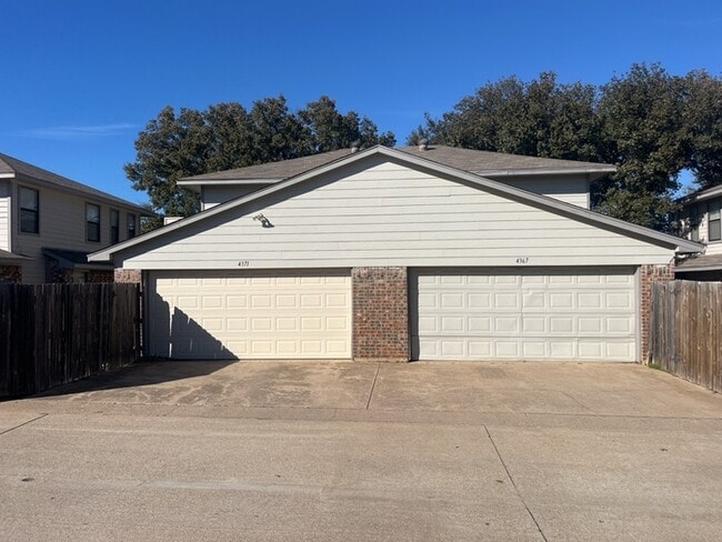 Building Photo - Remodeled 2 bedroom townhouse with loft !