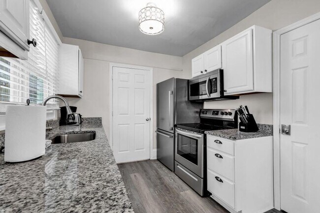 Building Photo - 820 Parkwood Ave