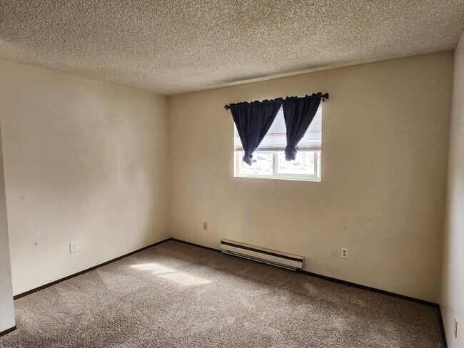 Building Photo - Affordable 3 Bdrm TownHome-West Side!