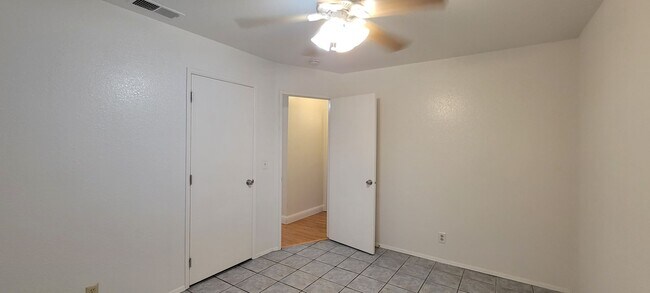 Building Photo - Quiet Cul de Sac With RV Parking in North Redding