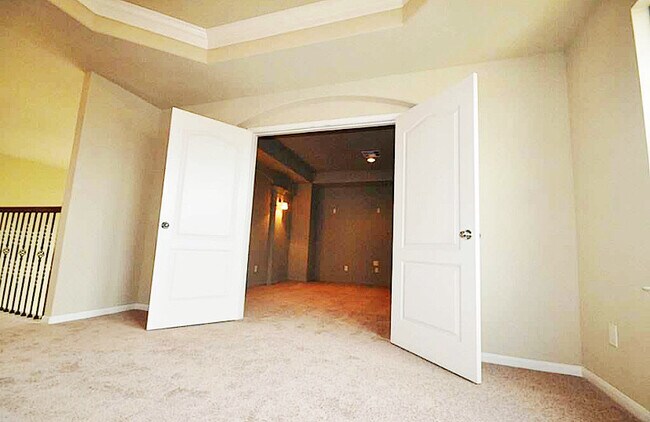 Building Photo - 710 Streamwood Ln