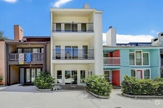 Building Photo - 2022 Lakewood Ct