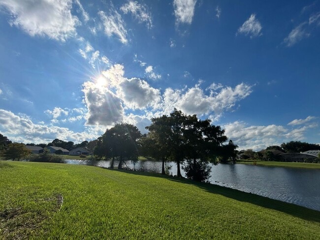 Building Photo - Waterfront Pool Home in Waterford Lakes