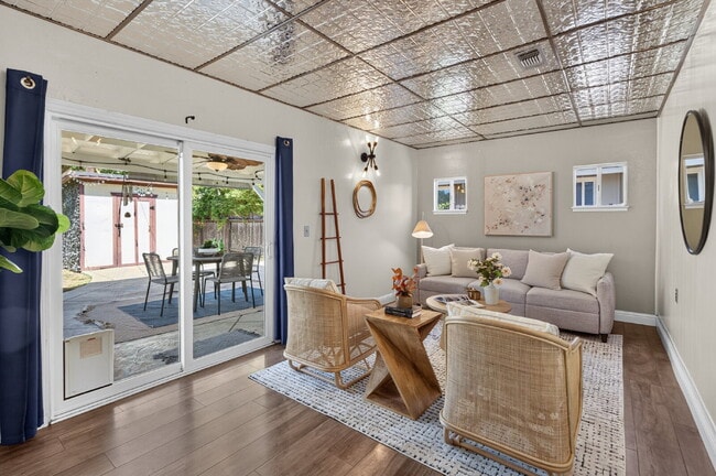 Building Photo - Spacious 4-Bed Oasis with 2 Full Baths
