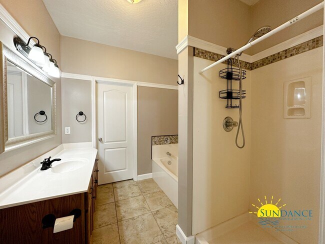 Building Photo - Beautiful 3 Bedroom Townhouse Near Both Mi...