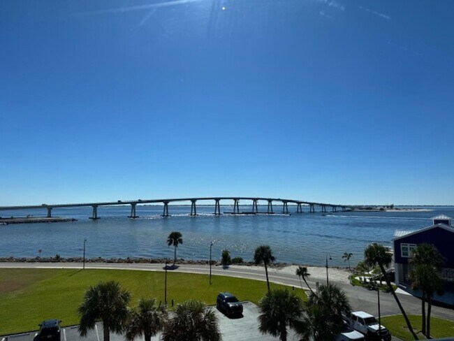 Building Photo - 2 bedroom 2 bathroom Seasonal in Punta Rassa