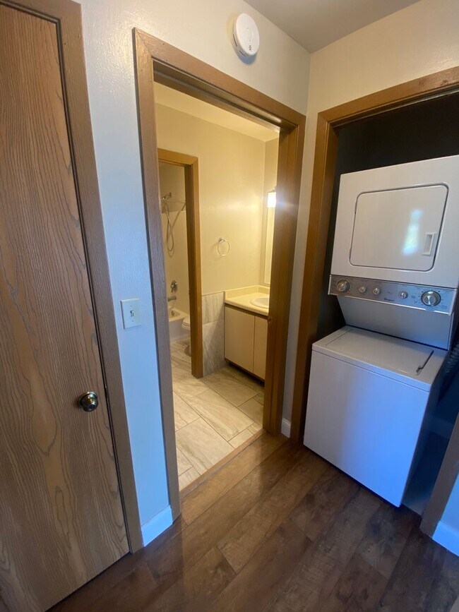 Building Photo - Private Entry Upper 2 Bedroom Apartment!