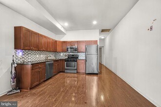 Building Photo - 1631 W Girard Ave