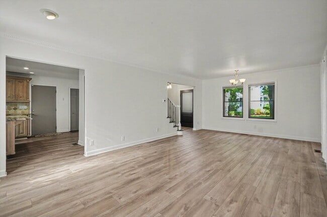 Building Photo - 615 Davis Ave