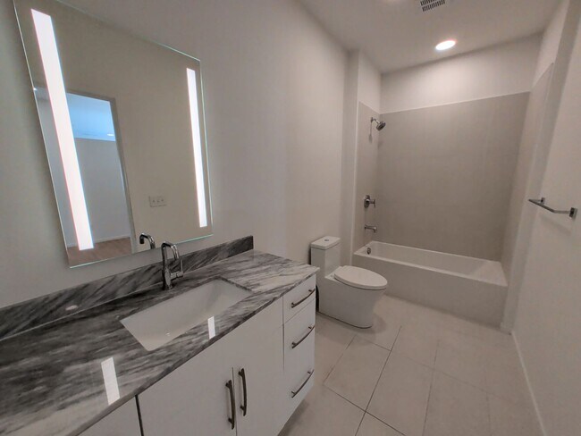 Building Photo - Spectacular Edgehill Condo!