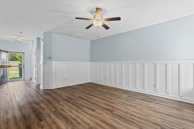 Building Photo - Spacious home in the heart of Sneads Ferry!
