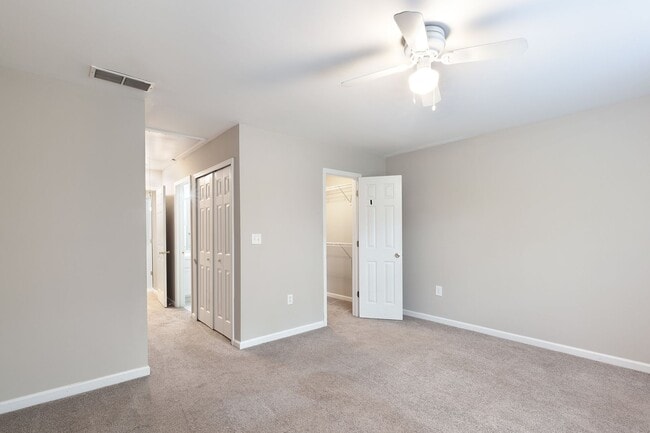 Building Photo - 3bd/2ba Duplex Unit w/ Garage in Ideal Loc...