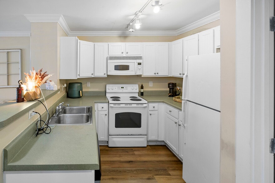 Building Photo - 3831 Cherokee Woods Way