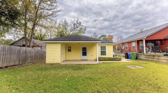 Building Photo - 3BR/2BA — Fenced Yard, Gated Parking, Lawn & Pest Included | Available 7/27