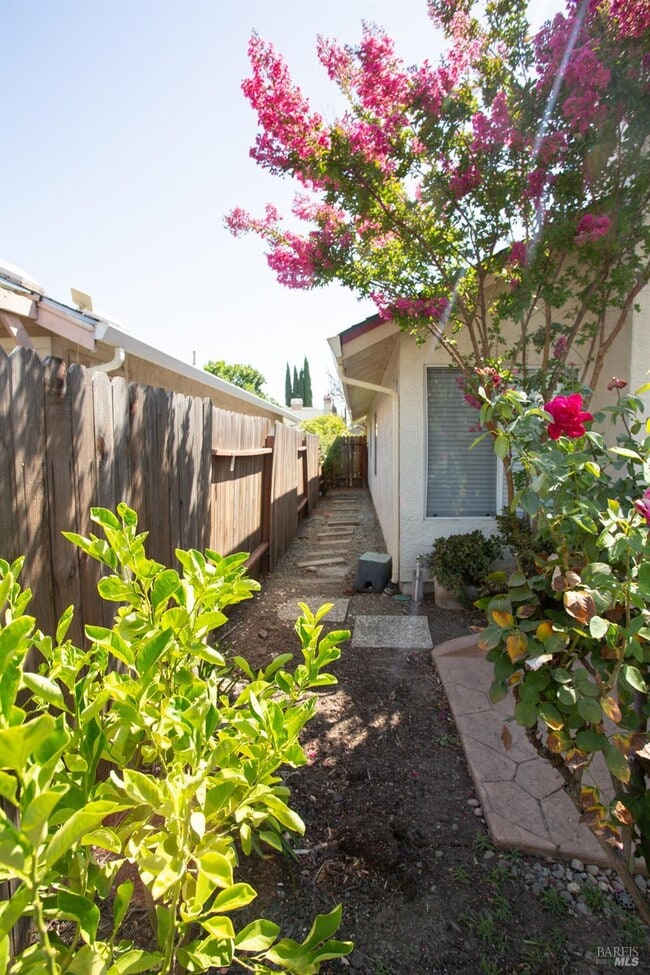 Building Photo - 767 Raven Dr