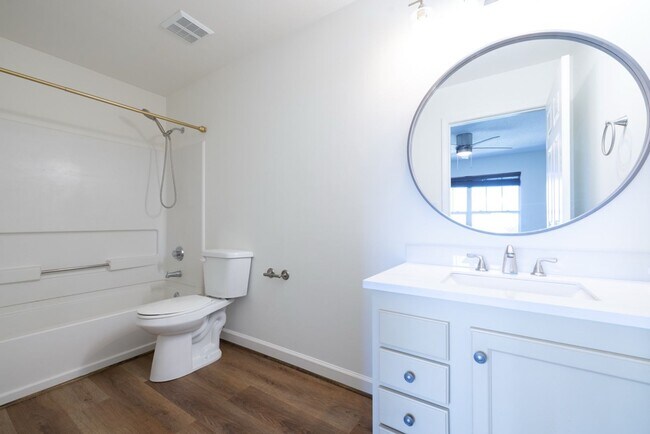 Building Photo - Renovated Condo in Harts Cove!