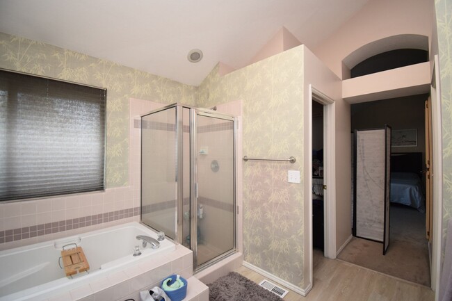Building Photo - Bright Holladay 4 Bed Home – High Ceilings in Prime Location!!