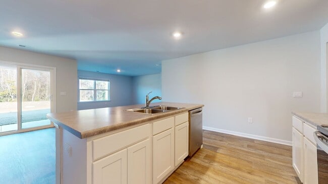 Building Photo - 4 bedroom Home in WATERSIDE!