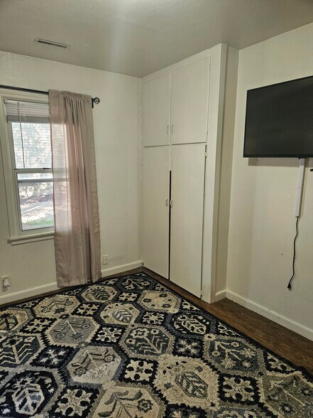 Building Photo - 329 W Benton St