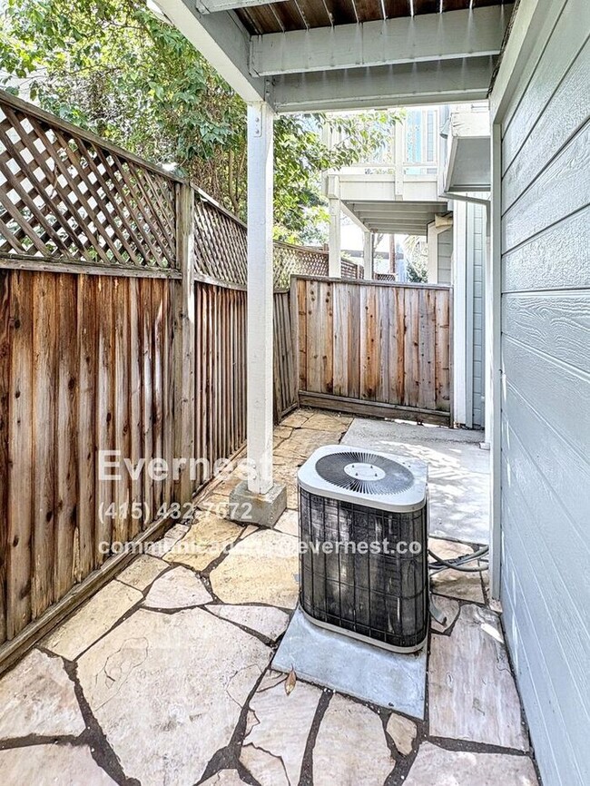 Building Photo - Lovely 2-Bedroom Townhome: Comfort and Con...