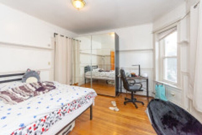Building Photo - BU West / Central Campus - Spacious, Renovated Brookline 4 Bed/2 Bath on Thorndike for 9/1/2026